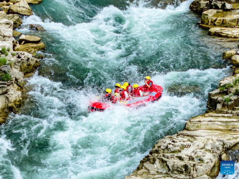 Guizhou : des touristes font du rafting en bateaux gonflables sur la rivière Luobei