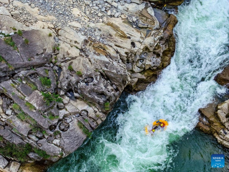 Guizhou : des touristes font du rafting en bateaux gonflables sur la rivière Luobei
