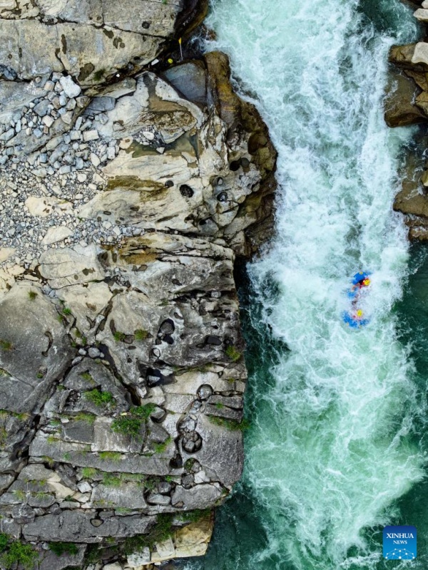 Guizhou : des touristes font du rafting en bateaux gonflables sur la rivière Luobei