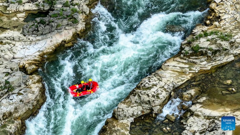 Guizhou : des touristes font du rafting en bateaux gonflables sur la rivière Luobei