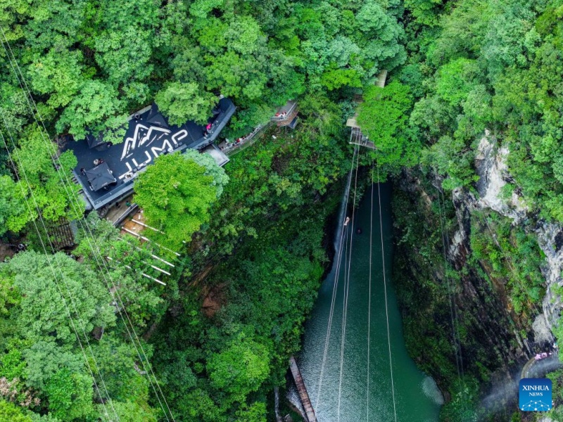 Guizhou : les paysages karstiques uniques du comté de Kaiyang attirent les touristes