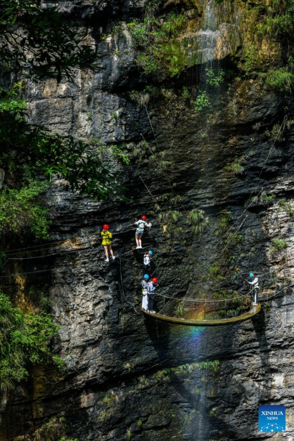 Guizhou : les paysages karstiques uniques du comté de Kaiyang attirent les touristes