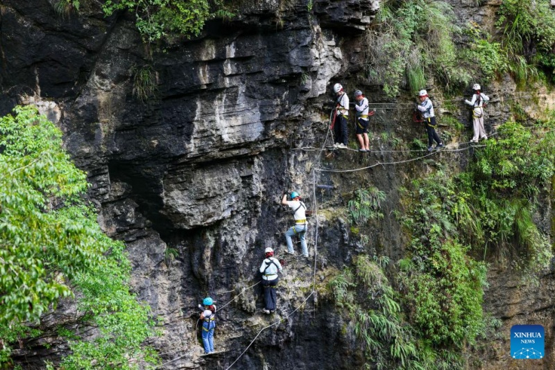 Guizhou : les paysages karstiques uniques du comté de Kaiyang attirent les touristes