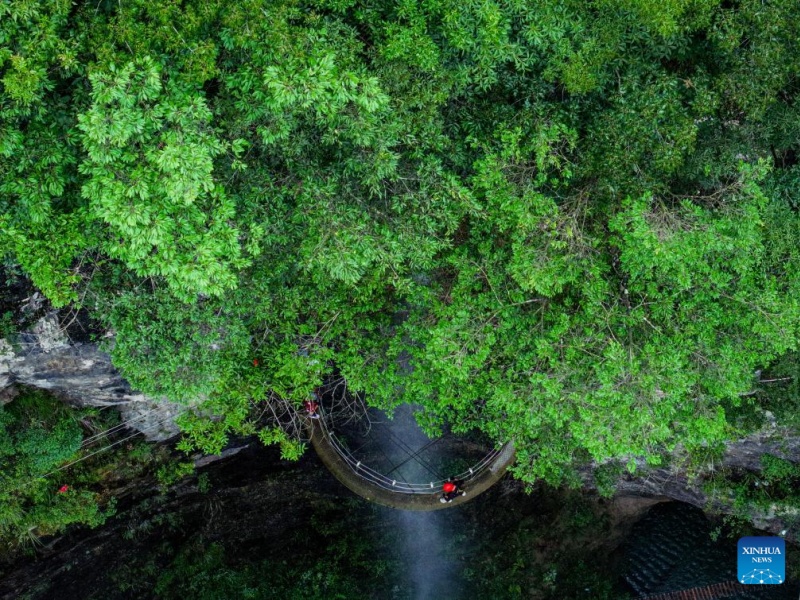 Guizhou : les paysages karstiques uniques du comté de Kaiyang attirent les touristes