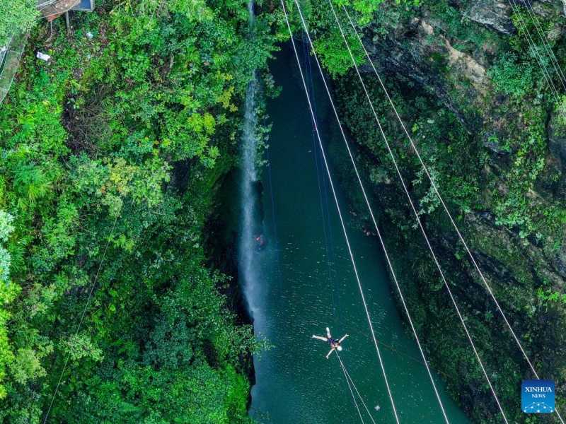 Guizhou : les paysages karstiques uniques du comté de Kaiyang attirent les touristes