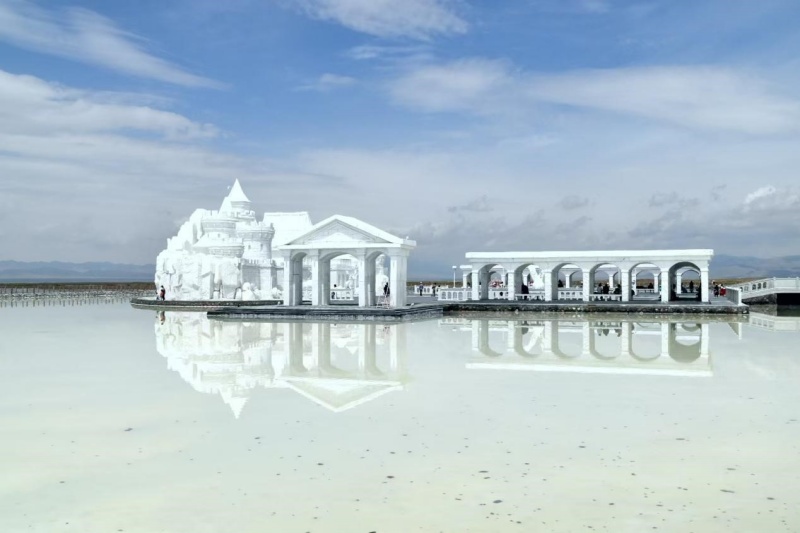 Qinghai : le spectaculaire « miroir du ciel » devient un aimant qui attire des touristes