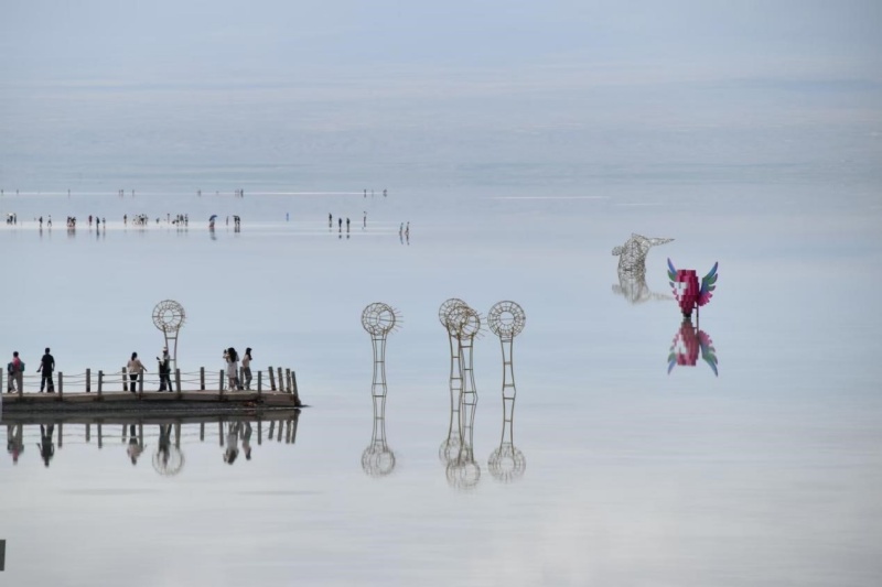 Qinghai : le spectaculaire « miroir du ciel » devient un aimant qui attire des touristes