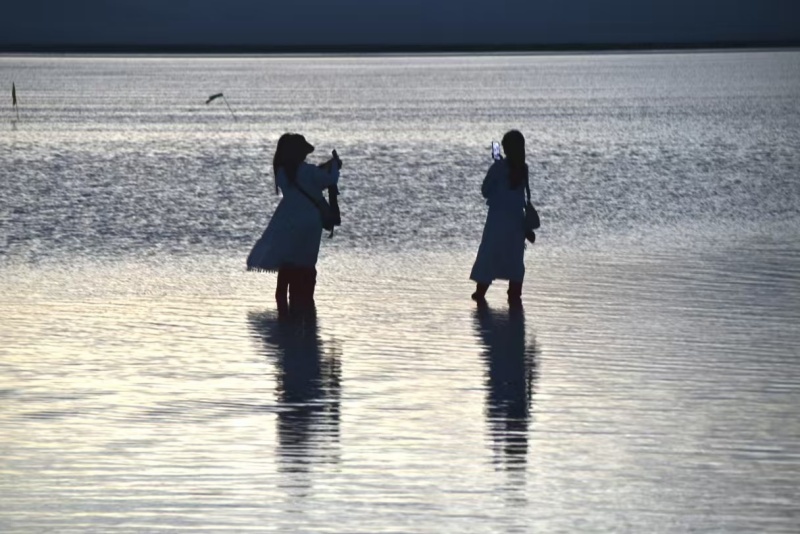 Qinghai : le spectaculaire « miroir du ciel » devient un aimant qui attire des touristes