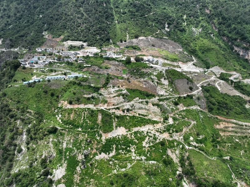 Sichuan : à Zhaojue, la lutte contre la pauvreté a transformé un village accroché à la falaise