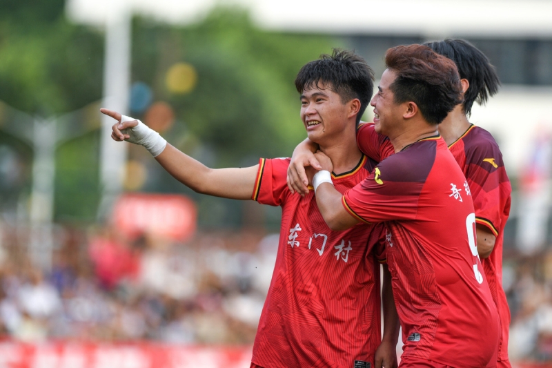 Guizhou : la Super Ligue de football des villages reprend, illustrant la résilience de la population après les inondations