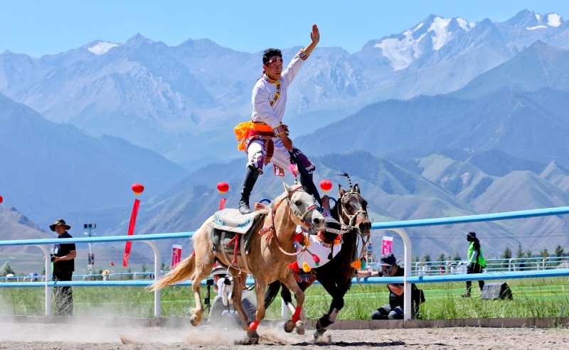 Gansu : une spectaculaire course de chevaux sur la prairie à Zhangye