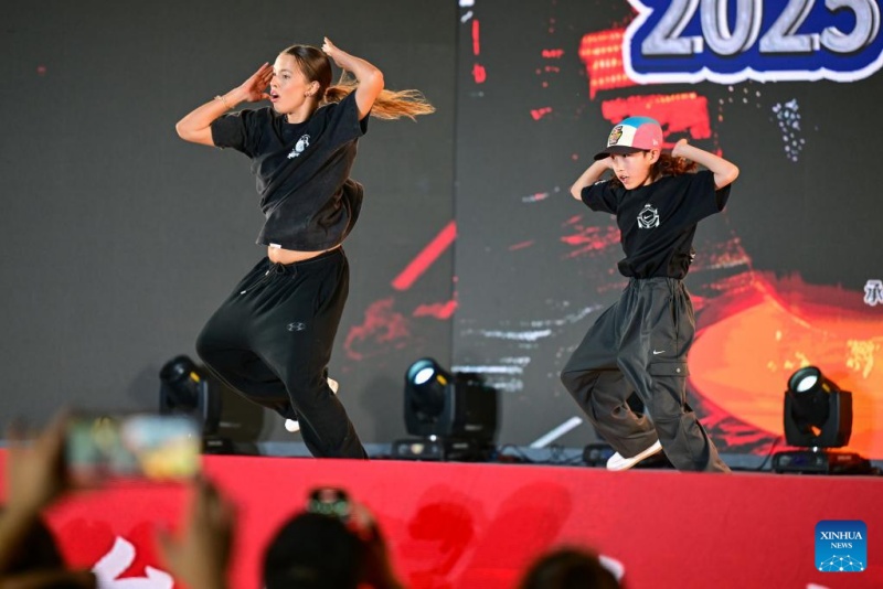 Xinjiang : un spectacle de danse de rue organisé à Karamay pour le Festival international de danse du Xinjiang