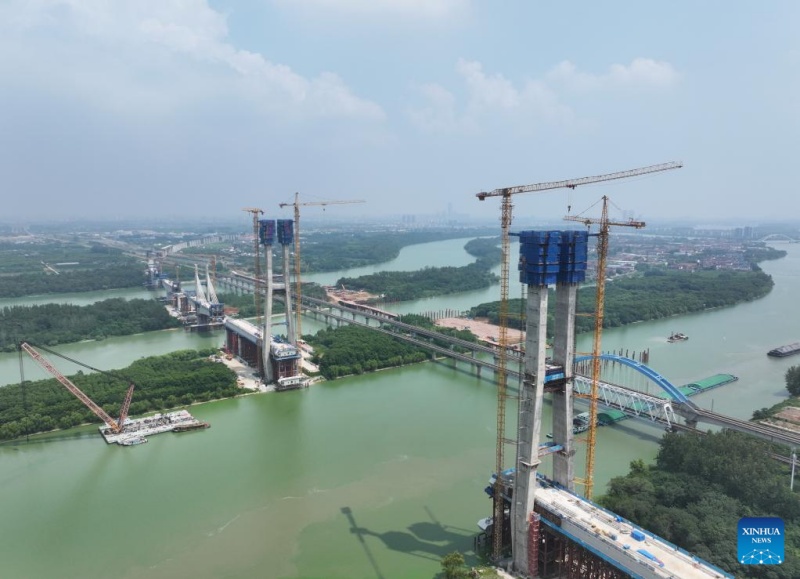 Jiangsu : la tour principale du pont de Yangzhou sur le Grand canal Beijing-Hangzhou a reçu sa couverture
