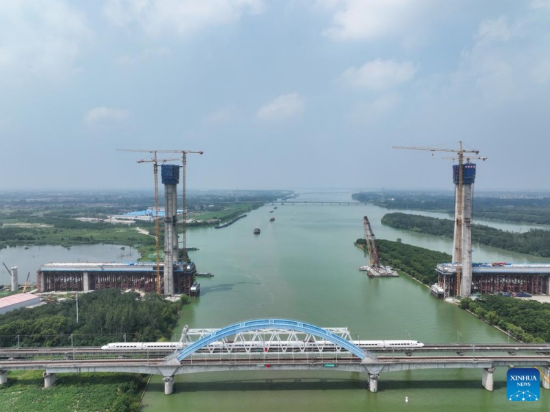 Jiangsu : la tour principale du pont de Yangzhou sur le Grand canal Beijing-Hangzhou a reçu sa couverture