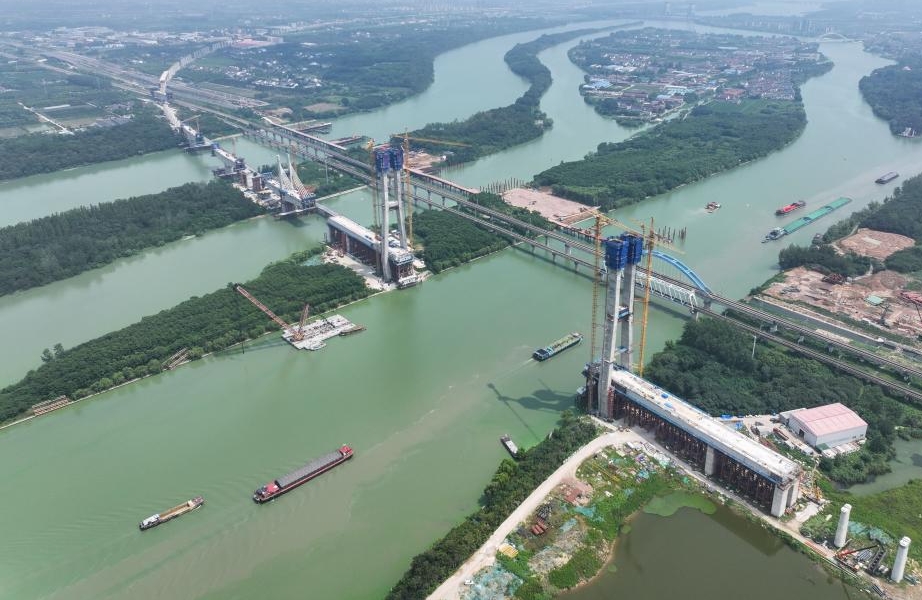 Jiangsu : la tour principale du pont de Yangzhou sur le Grand canal Beijing-Hangzhou a reçu sa couverture