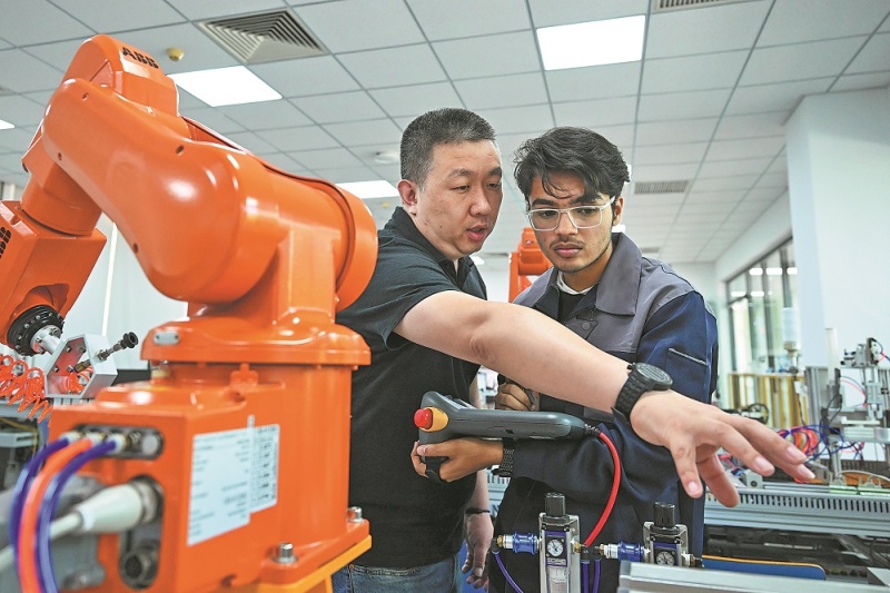 Comment l'aide à la formation offerte par la Chine aide à autonomiser le Sud Global