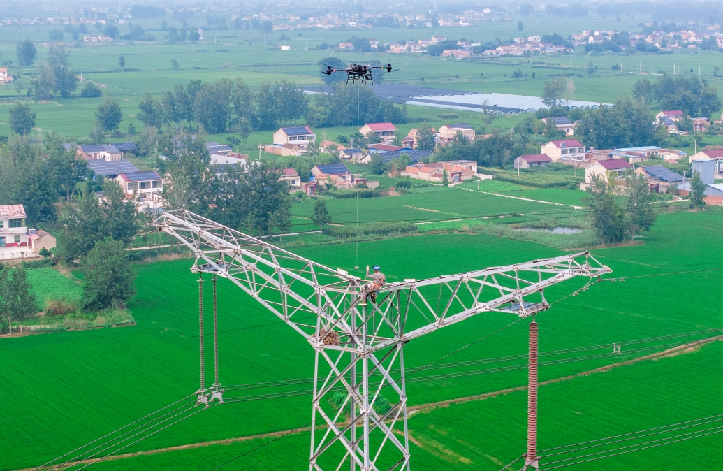 Jiangsu : les drones aident à l'entretien anti-coupures du réseau électrique à Huai'an