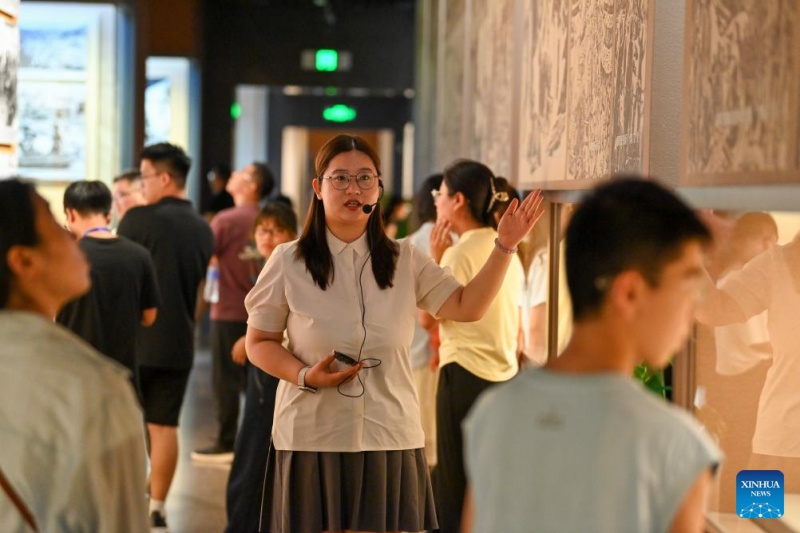 Zhen Rui donne une interprétation pour les visiteurs au Musée commémoratif de Taihang de la 8e Armée de Route dans le comté de Wuxiang de la ville de Changzhi, dans la province du Shanxi (nord de la Chine), le 7 août 2025.  (Photo / Xinhua)