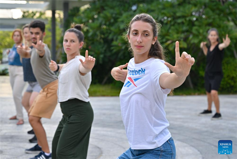 Hainan : des stagiaires étrangers suivent une formation en théorie et pratique de MTC à Sanya