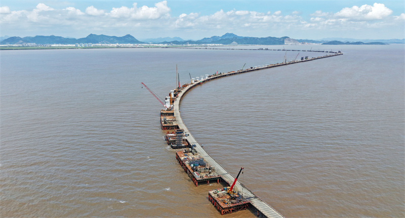 Zhejiang : la construction du pont ferroviaire trans-maritime de Linhai bat son plein
