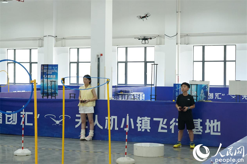 De jeunes apprenants pilotent des drones sur la base de vol de drones de la Cité des drones de Rongchuanghui, située dans la zone de développement industriel de haute technologie de Fuzhou, capitale de la province du Fujian (sud-est de la Chine). (Lan Zhifei / Le Quotidien du Peuple en ligne)
