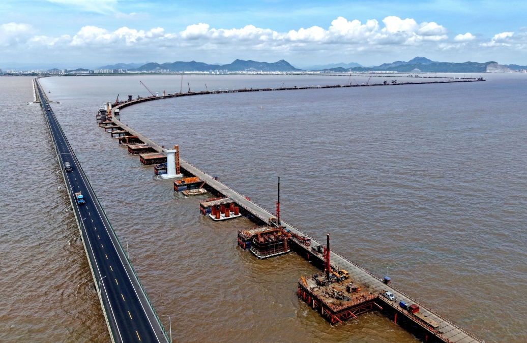 Zhejiang : la construction du pont ferroviaire trans-maritime de Linhai bat son plein