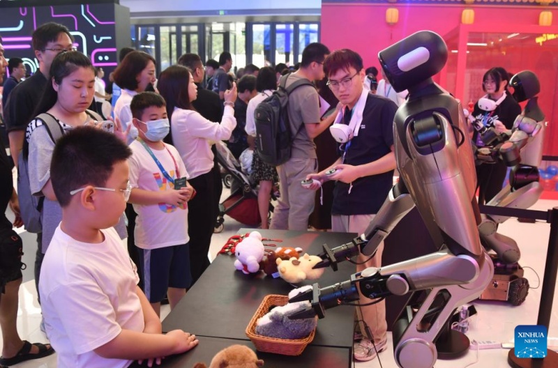 Les robots humanoïdes en vedette à la Conférence mondiale des robots à Beijing