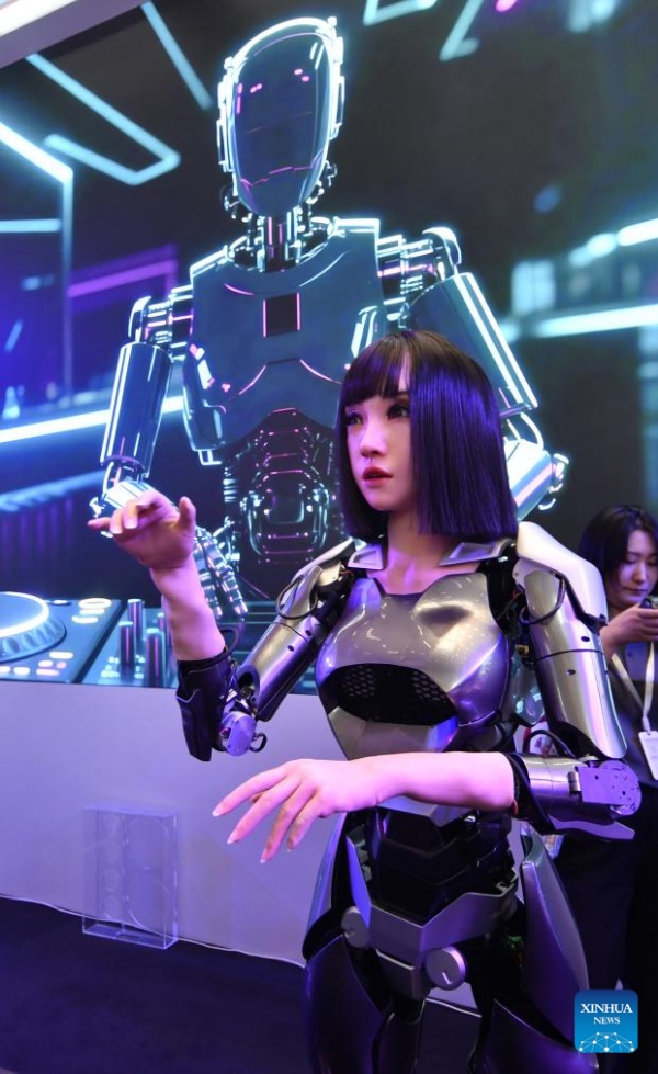 Les robots humanoïdes en vedette à la Conférence mondiale des robots à Beijing