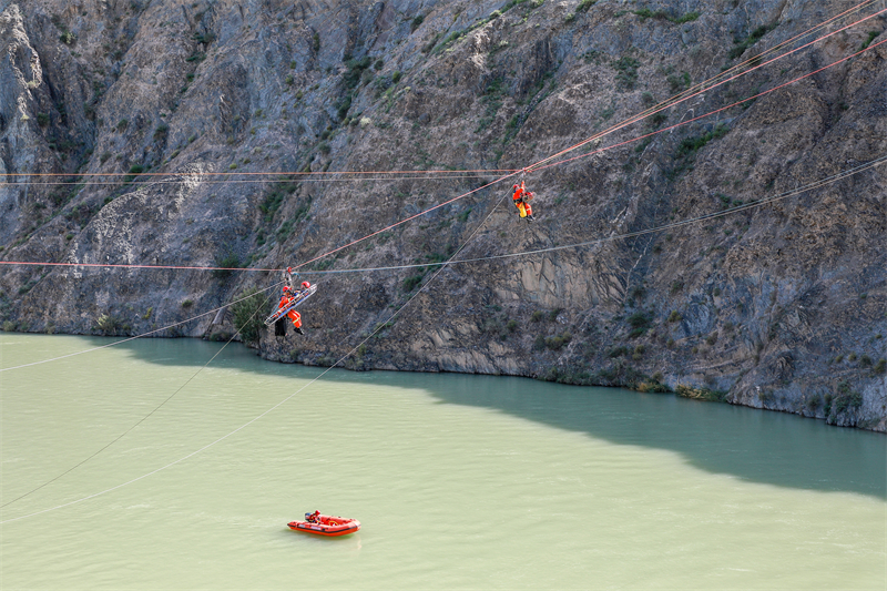 Gansu : les pompiers forestiers de Zhangye s'entraînent au sauvetage à la corde à haute altitude