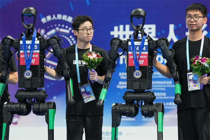 Une spectaculaire bataille d'« hommes volants » aux Jeux mondiaux des robots humanoïdes 2025 à Beijing
