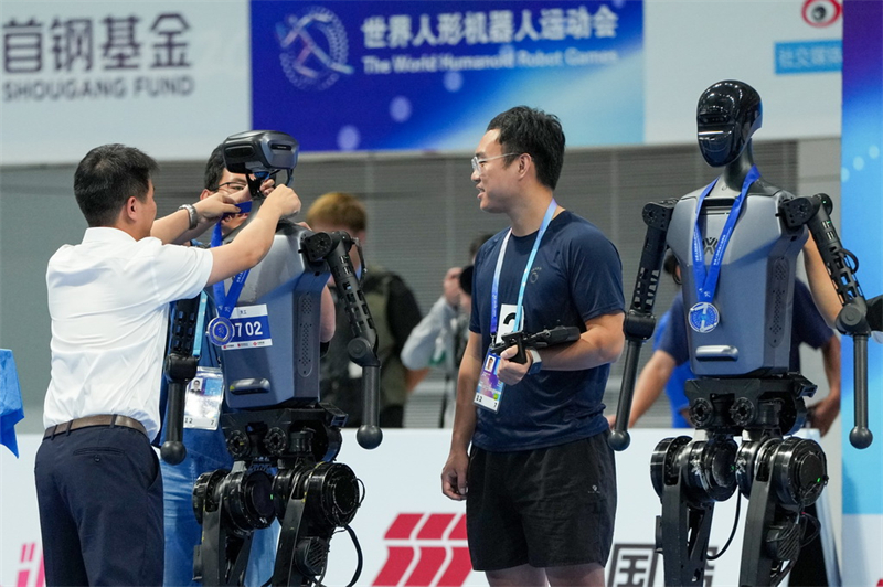 Une spectaculaire bataille d'« hommes volants » aux Jeux mondiaux des robots humanoïdes 2025 à Beijing