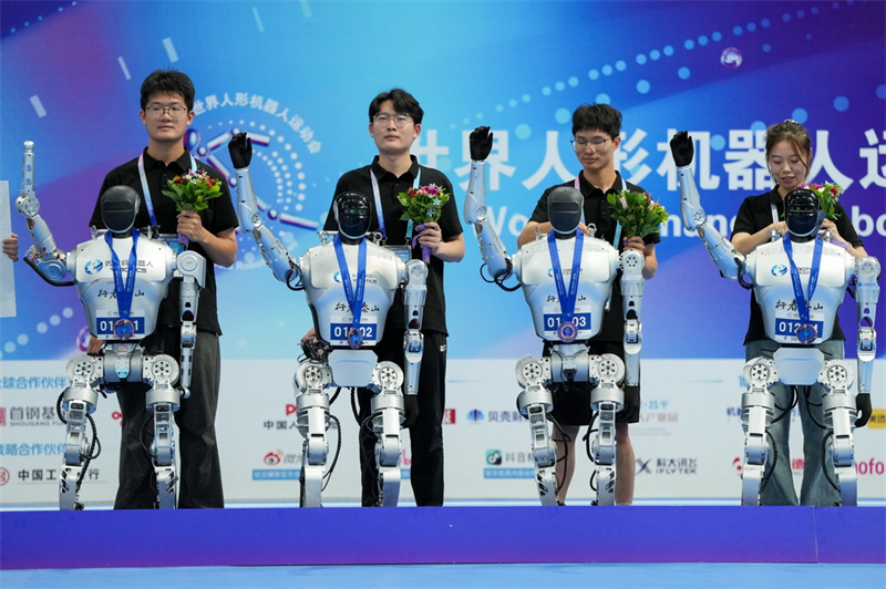 Une spectaculaire bataille d'« hommes volants » aux Jeux mondiaux des robots humanoïdes 2025 à Beijing