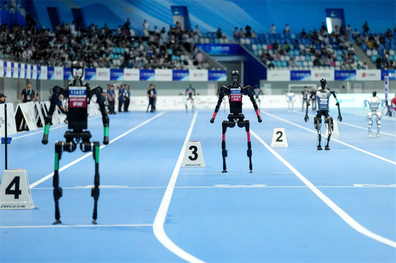 Une spectaculaire bataille d'« hommes volants » aux Jeux mondiaux des robots humanoïdes 2025 à Beijing