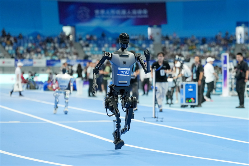 Une spectaculaire bataille d'« hommes volants » aux Jeux mondiaux des robots humanoïdes 2025 à Beijing