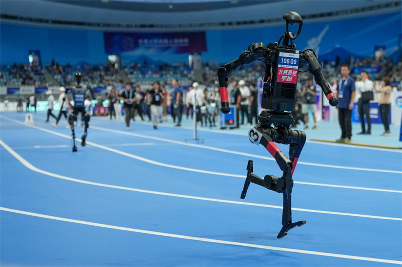 Une spectaculaire bataille d'« hommes volants » aux Jeux mondiaux des robots humanoïdes 2025 à Beijing