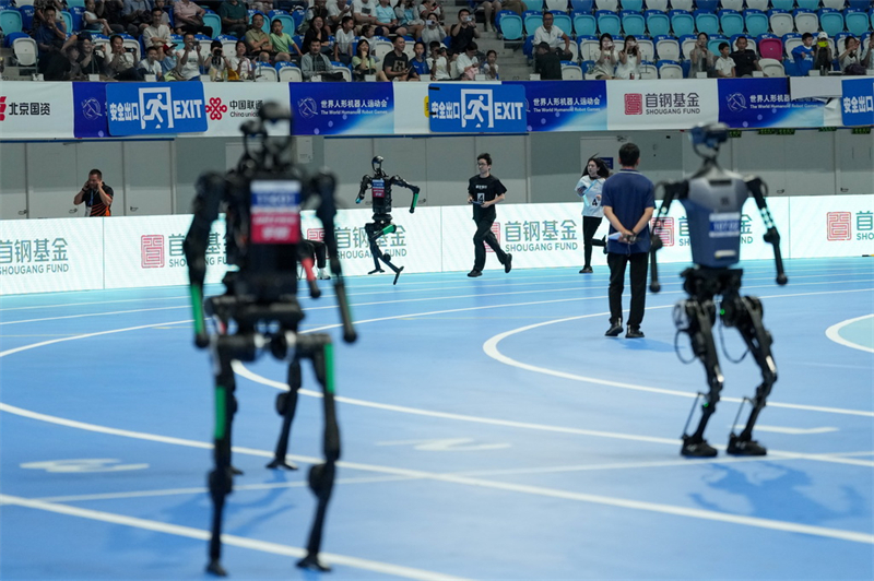 Une spectaculaire bataille d'« hommes volants » aux Jeux mondiaux des robots humanoïdes 2025 à Beijing
