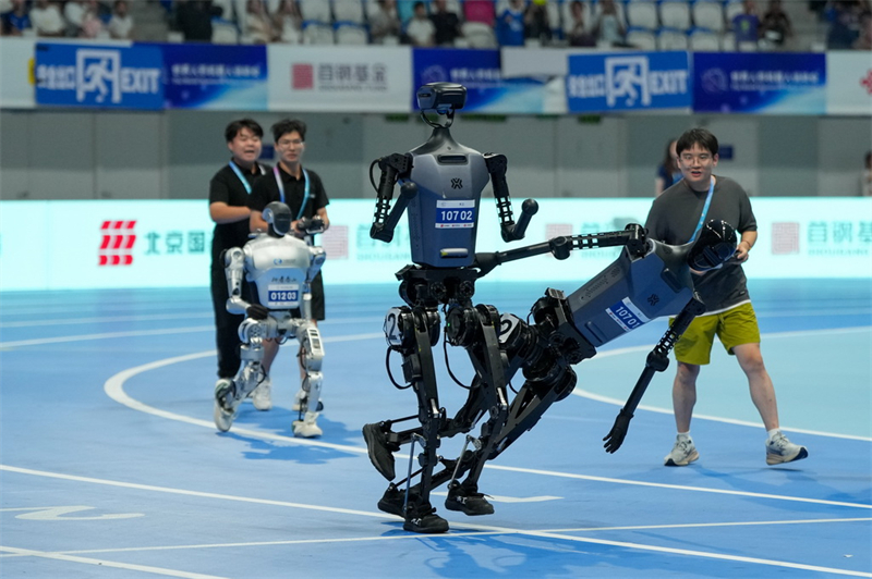 Une spectaculaire bataille d'« hommes volants » aux Jeux mondiaux des robots humanoïdes 2025 à Beijing
