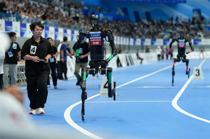 Une spectaculaire bataille d'« hommes volants » aux Jeux mondiaux des robots humanoïdes 2025 à Beijing