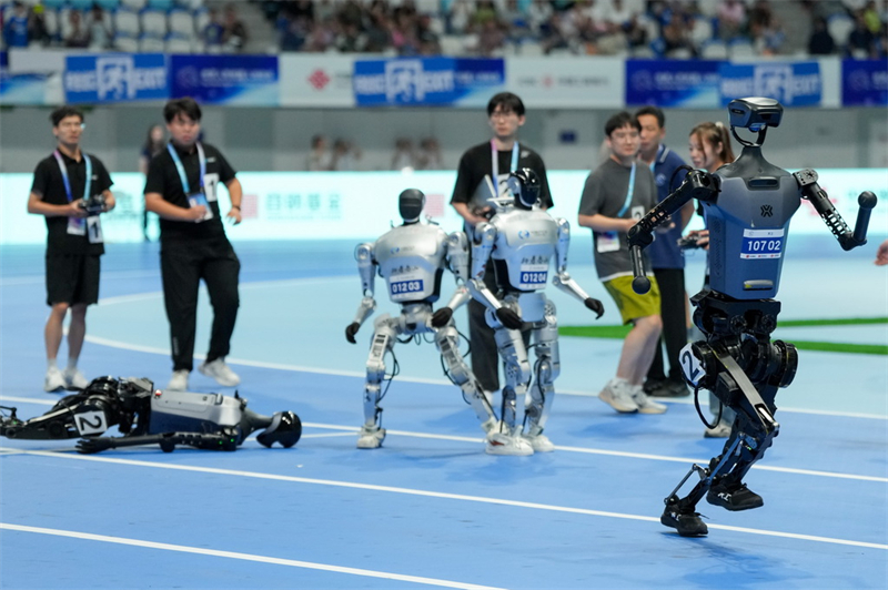 Une spectaculaire bataille d'« hommes volants » aux Jeux mondiaux des robots humanoïdes 2025 à Beijing