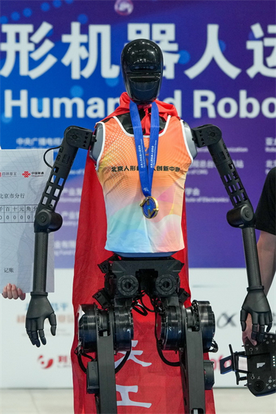 Une spectaculaire bataille d'« hommes volants » aux Jeux mondiaux des robots humanoïdes 2025 à Beijing