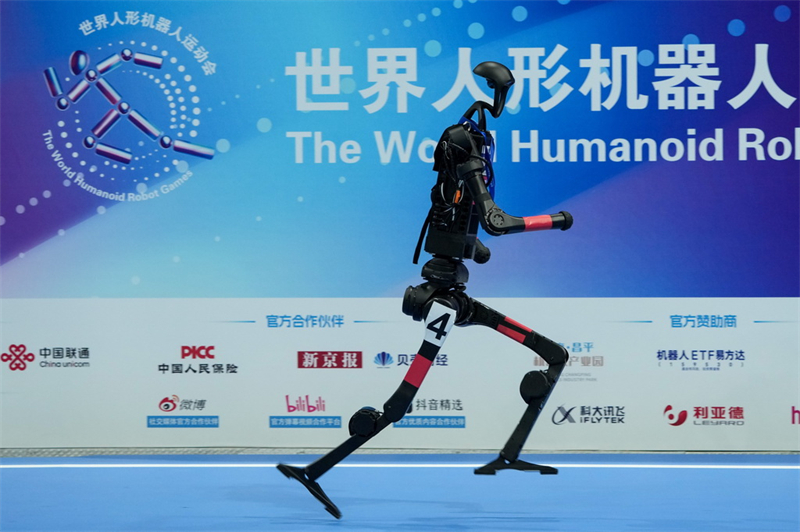 Une spectaculaire bataille d'« hommes volants » aux Jeux mondiaux des robots humanoïdes 2025 à Beijing