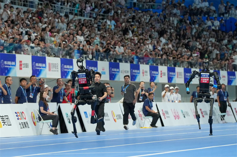 Une spectaculaire bataille d'« hommes volants » aux Jeux mondiaux des robots humanoïdes 2025 à Beijing