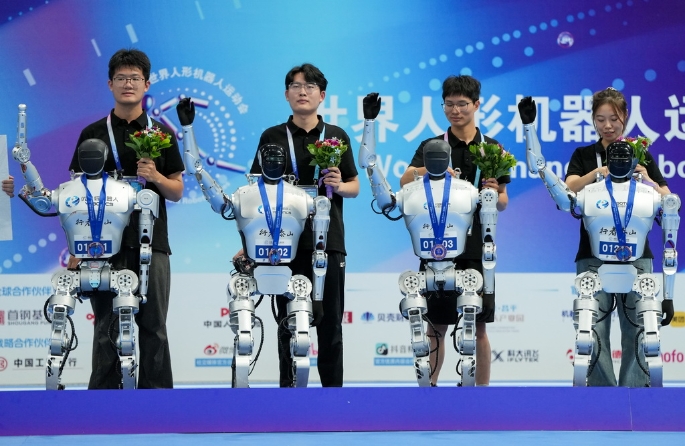 Une spectaculaire bataille d'« hommes volants » aux Jeux mondiaux des robots humanoïdes 2025 à Beijing