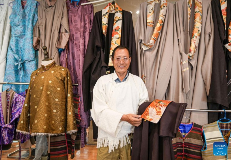 Xizang : histoire en photos d'un héritier de la technique de fabrication de costumes de Lhassa
