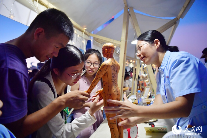 Jiangxi : à Nanchang, le marché nocturne de médecine traditionnelle chinoise combine éducation et divertissement