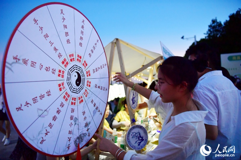 Jiangxi : à Nanchang, le marché nocturne de médecine traditionnelle chinoise combine éducation et divertissement