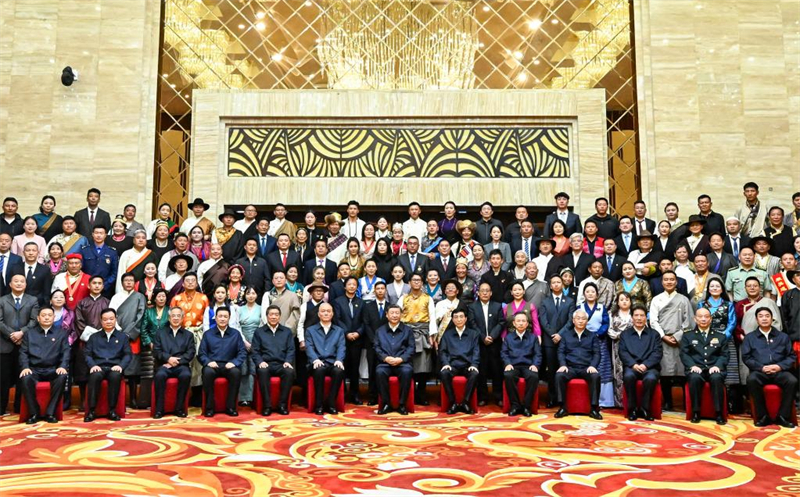 Xi Jinping exhorte à des efforts concertés pour la modernisation lors de sa rencontre avec des représentants de tout le Xizang