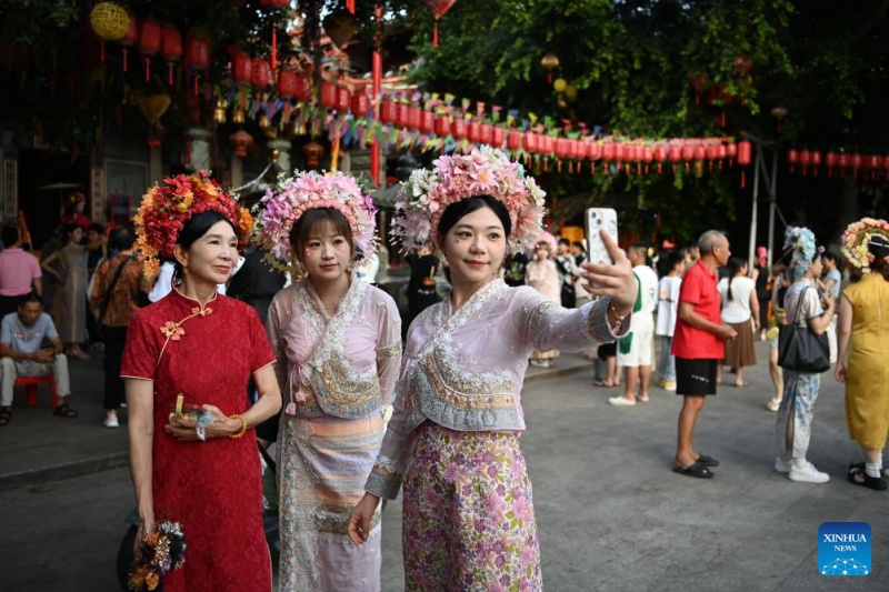 Fujian : les couvre-chefs fleuris traditionnels stimulent l'essor touristique du village de Xunpu