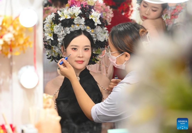 Fujian : les couvre-chefs fleuris traditionnels stimulent l'essor touristique du village de Xunpu