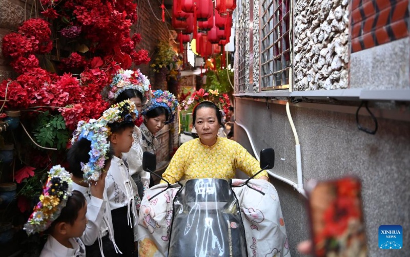Fujian : les couvre-chefs fleuris traditionnels stimulent l'essor touristique du village de Xunpu